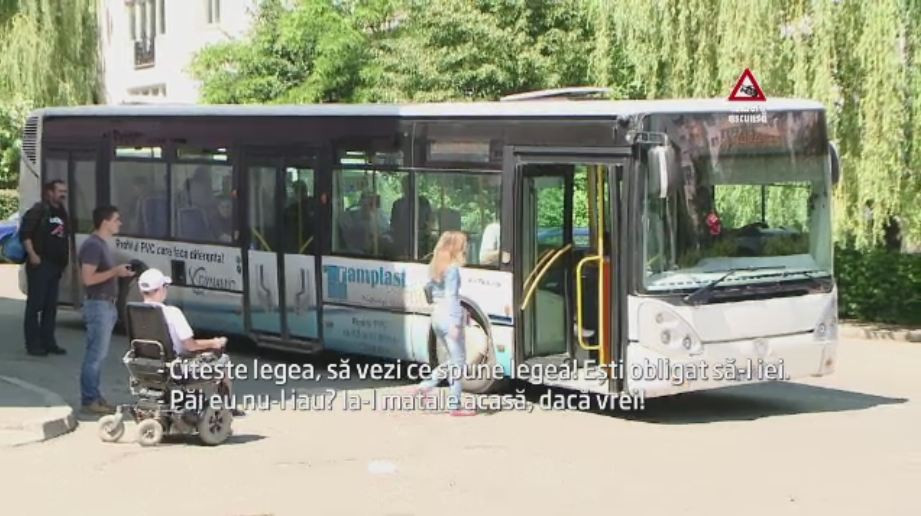 O zi din viata lui Abel, tanarul care asteapta in carucior ore in sir un autobuz cu rampa. "Degeaba stai, ca nu te ia nimeni"