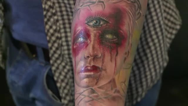 Eveniment dedicat tatuajelor, la Sibiu. Artistii au expus instrumente folosite, in trecut, pe regii Europei