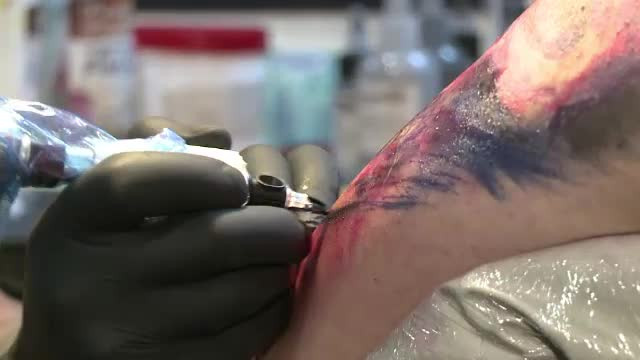 Parintii l-au lasat sa isi faca un tatuaj cu un personaj din Star Wars. Dupa o saptamana, a ajuns in stare grava la spital