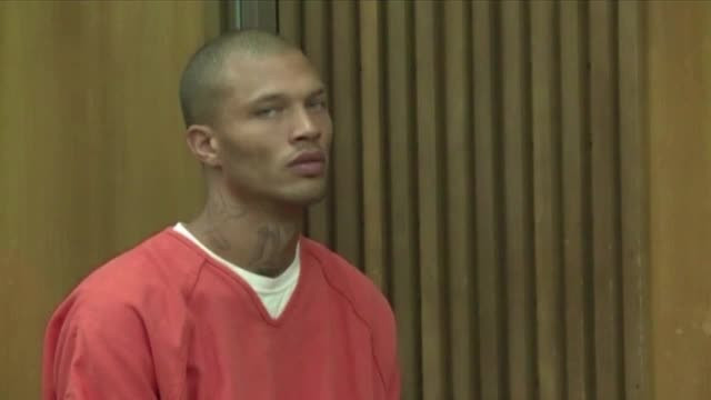 Detinutul top-model, motiv de disputa printre avocate. Femeile se intrec sa il reprezinte in instanta