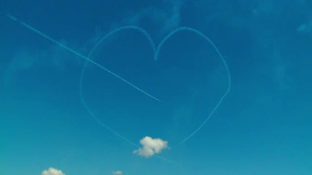 Spectacol pe cerul Capitalei. Avioane de acrobatie si piloti experimentati au facut spectacol duminica, la Baneasa