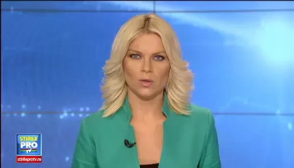 Un autocar si opt platforme ii aduc acasa pe turistii romani cu masini avariate. O strada inundata ii blocheaza pe ceilalti