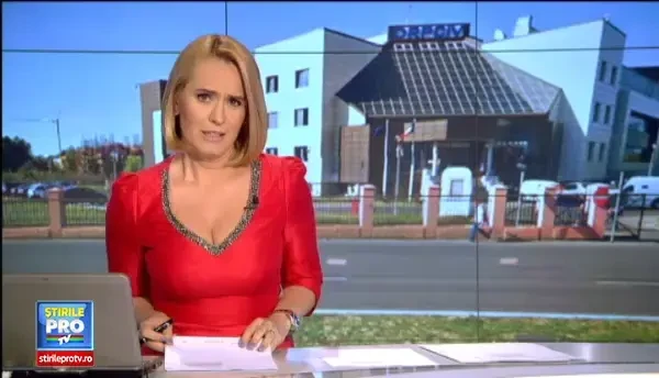 Romanii pot primi acasa pasapoartele simple electronice, fara sa mai stea la coada. Cat costa acest serviciu