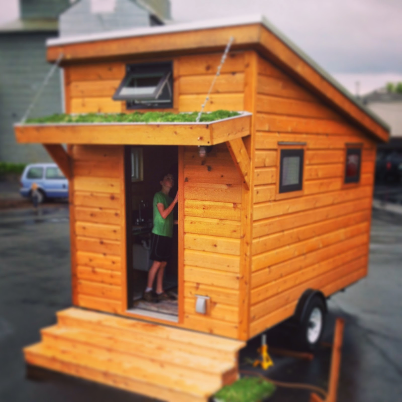 Zici ca este o cutie de lemn, dar interiorul iti va schimba complet parerea: Ce lux ascunde casuta de 9 metri patrati: FOTO