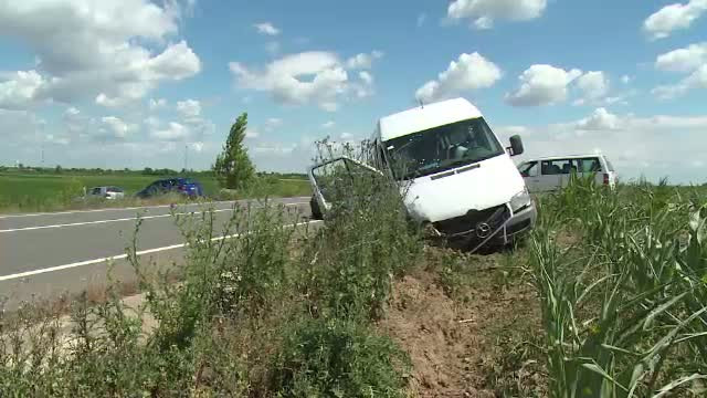 Accident pe DN 19. Un microbuz in care se aflau 14 pasageri a ajuns in sant, dupa ce a incercat sa faca o depasire