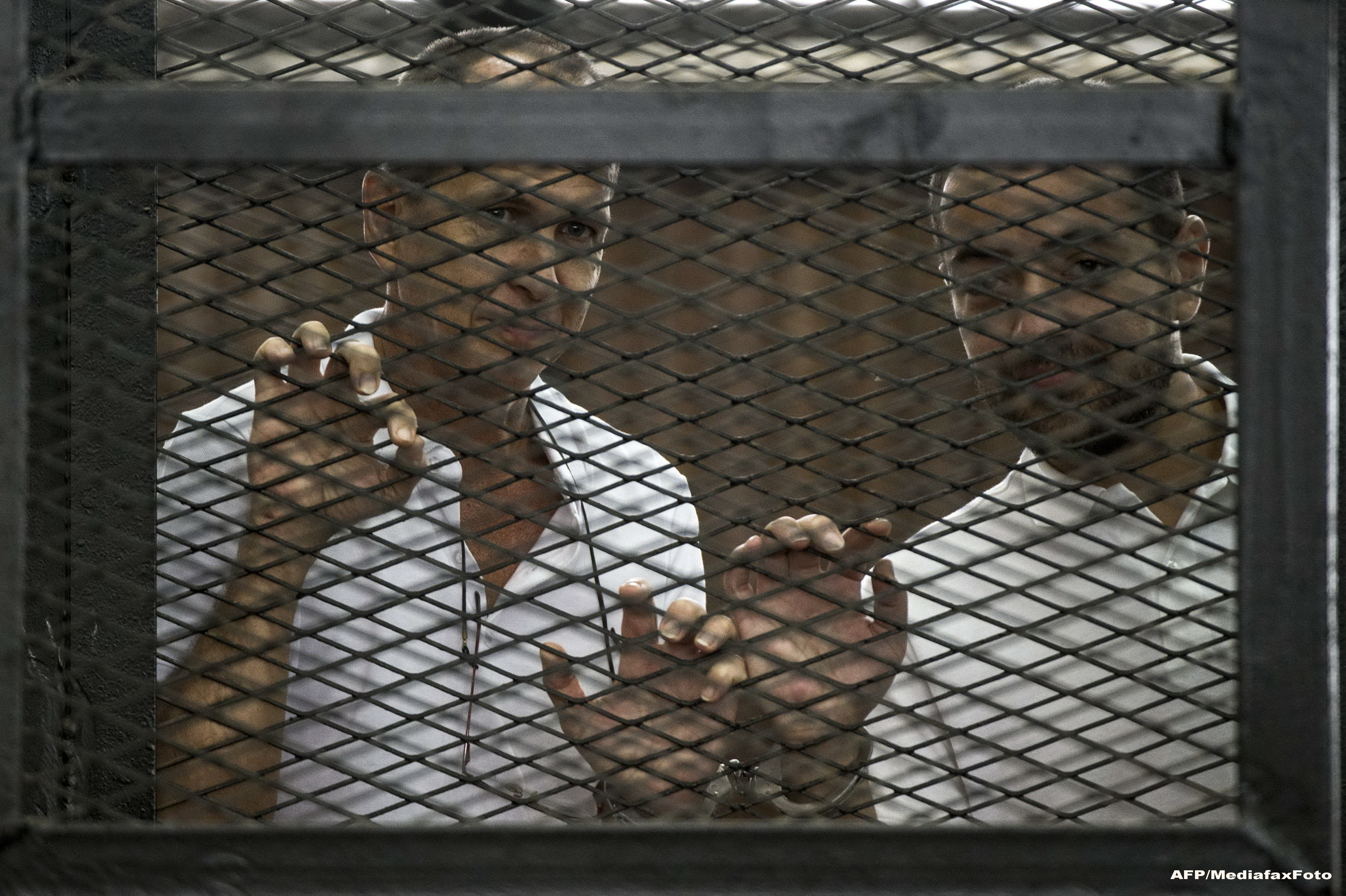 Trei jurnalisti Al-Jazeera au fost condamnati la 7 ani de inchisoare in Egipt. Sunt acuzati de sustinerea Fratiei Musulmane