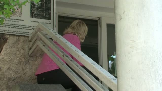 Sefa de laborator a Agentiei de Protectie a Mediului, gasita moarta la birou. A lasat doua bilete de adio