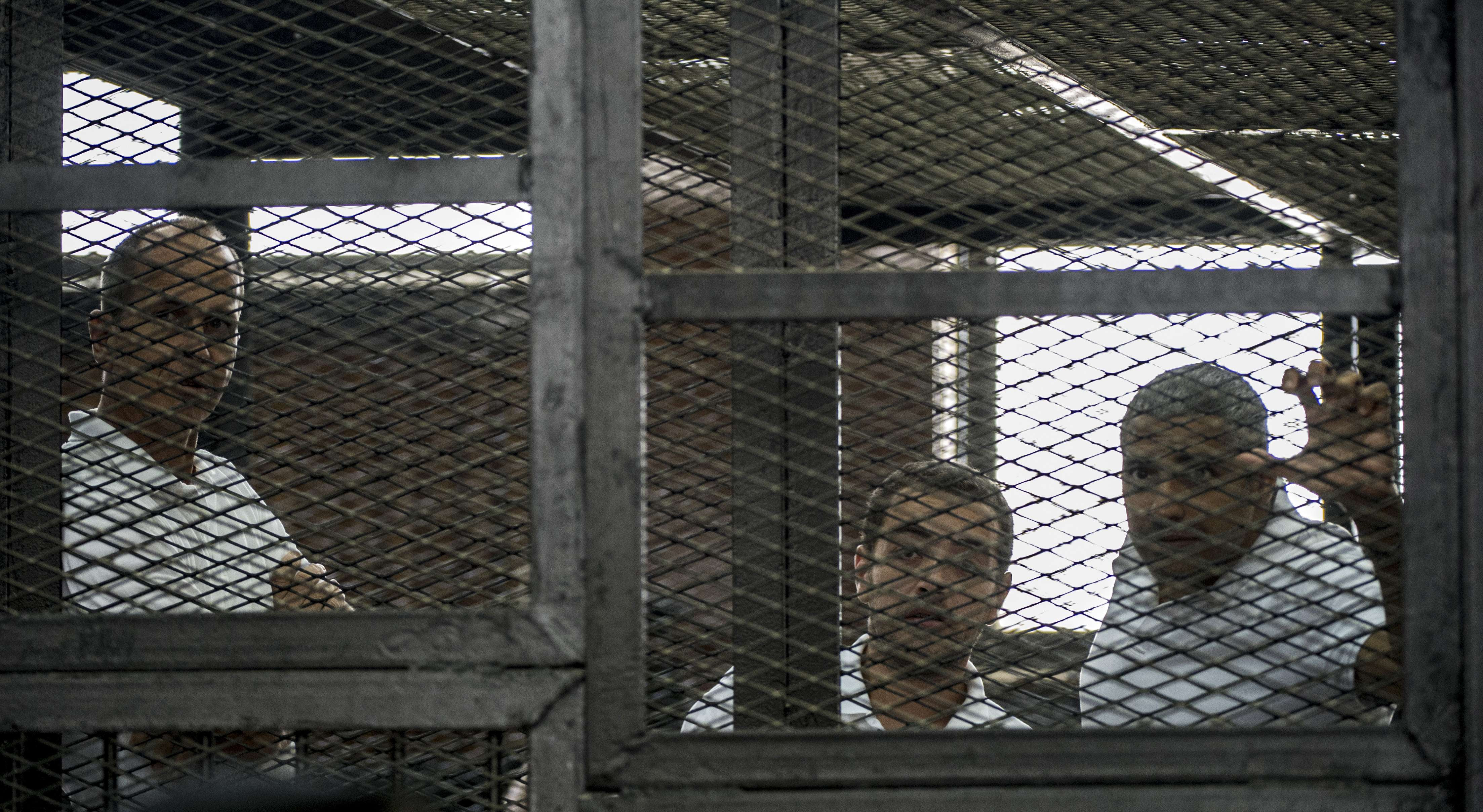 Trei jurnalisti Al-Jazeera, condamnati la inchisoare intre sapte si zece ani in Egipt. Statele Unite cer gratiere lor