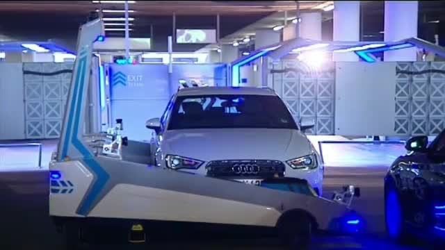 Masinile calatorilor de pe aeroportul Duseldorf, din Germania, aduse la dispozitia proprietarilor de un... robot