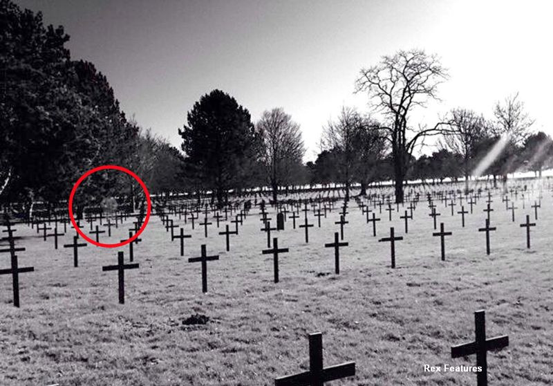 Ce a fotografiat un tanar intr-un cimitir de razboi. "Se vede cum cineva sta acolo"