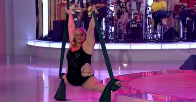 "Dansatoarea XXL". Are 97 de kilograme si miscari de balerina. Emma a facut show la bara, "La Maruta"