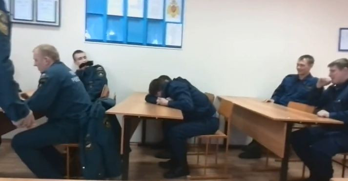 Farsa devenita viral pe internet. Cum l-au pacalit colegii pe un pompier care a adormit in post. VIDEO