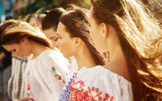 Ia, podoaba portului nostru popular. De Sanziene, sarbatorim si Ziua Universala a Iei Romanesti