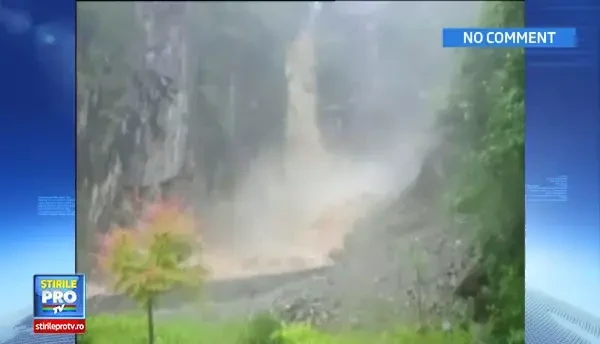 CLIPUL ZILEI: Un autobuz din China, blocat pe un drum de munte din cauza inundatiilor
