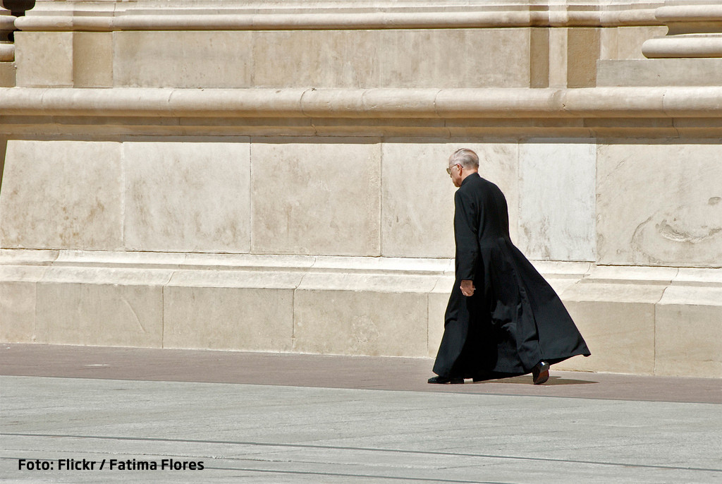 Preot catolic, santajat de doi romani. Pentru ce i-au cerut un sfert de milion de euro