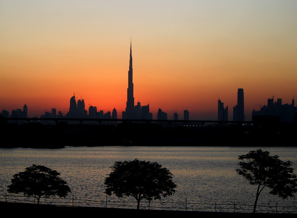 Statul ridicat din nisip se prabuseste. Incep sa se clatine imobiliarele in tara cu cele mai multe recorduri arhitectonice