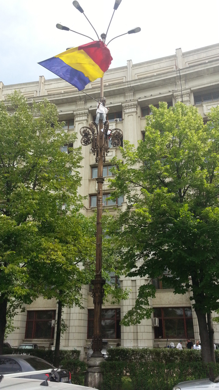 Un barbat a protestat cocotat pe un felinar langa cladirea Parlamentului. Cine e omul si ce revendicari are. FOTO