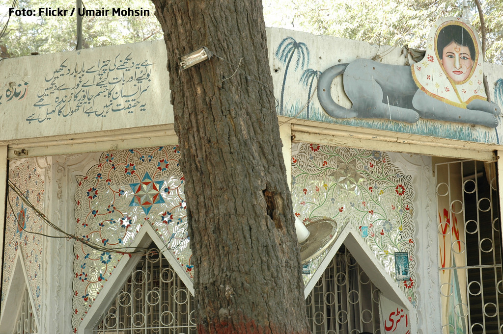 Om deghizat in vulpe, inchis in cusca la gradina zoologica din Karachi. "Este o creatura mitologica". VIDEO