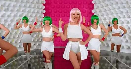 Alexandra Stan a dat lovitura in Japonia. In 2 ore de la lansare, piesa ei e pe primul loc in topul descarcarilor pe iTunes