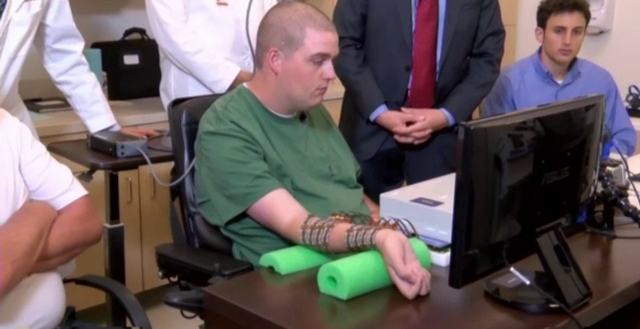 Tehnologie revolutionara. Un tanar paralizat de la gat in jos isi poate misca din nou mainile, cu puterea mintii