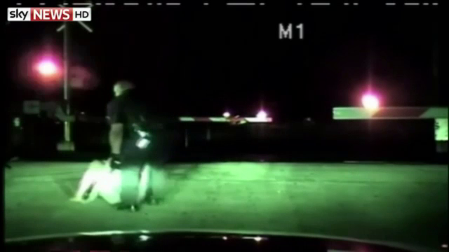 A salvat in ultima clipa o femeie culcata pe sinele de cale ferata. Cum a ajuns un politist eroul intregului oras