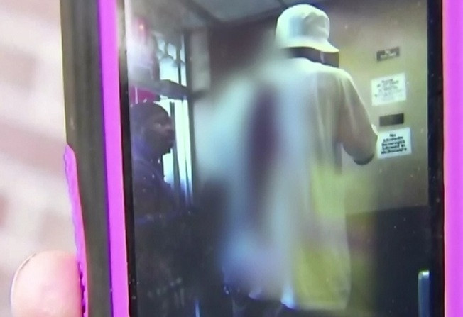 Imagini socante in fast-food. Clientii si-au dat seama ca e injunghiat abia dupa ce l-au auzit ce spune la telefon