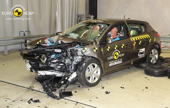 Renault, la crash test. Rezultat aproape catastrofal pentru masina de la care francezii asteptau 5 stele