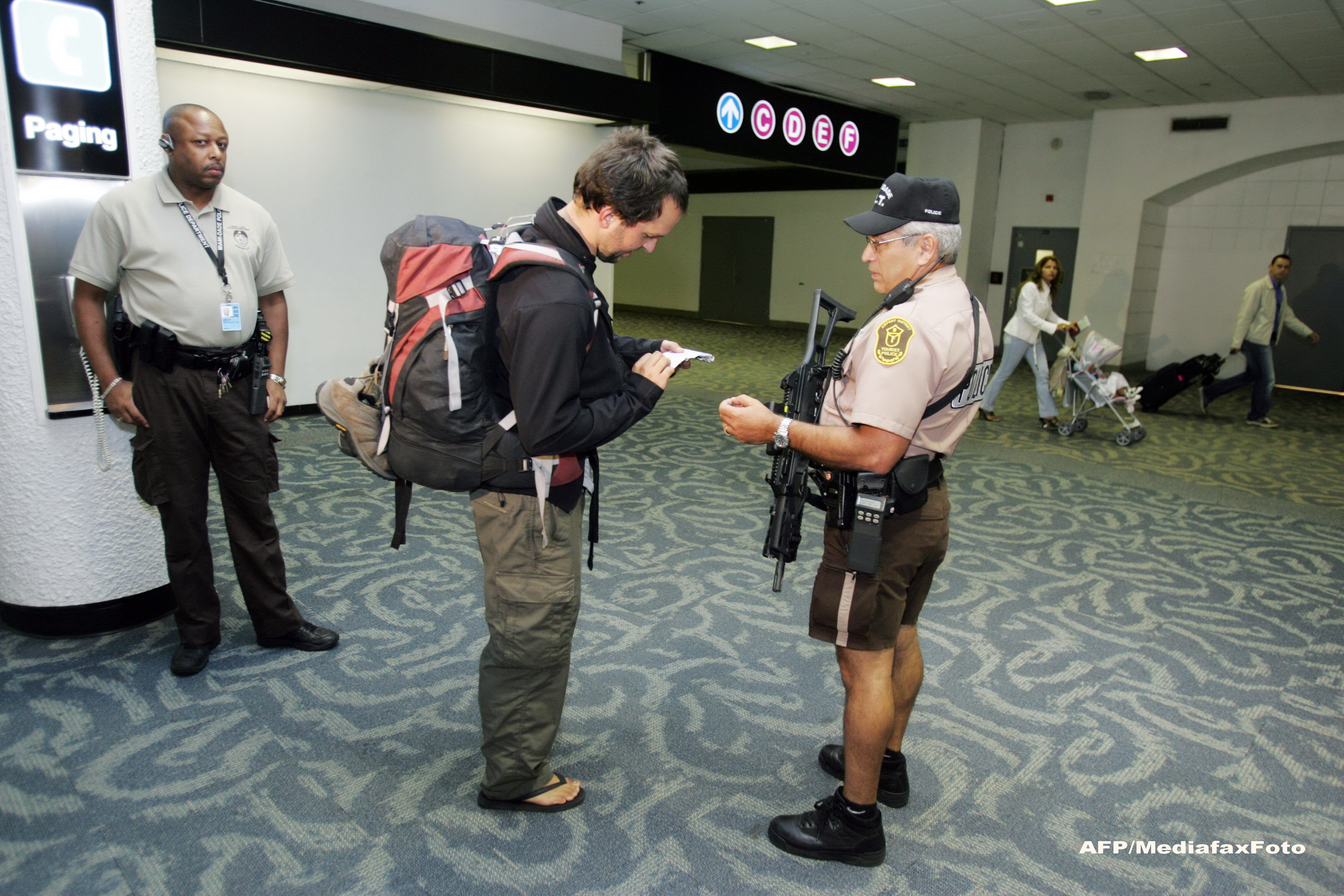 Un roman a fost arestat pe aeroportul din Miami din cauza unui dispozitiv din bagaje: "Bomba, tic-tac"