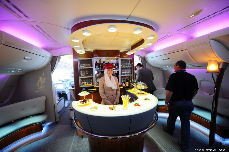 Business Magazine: Cat castiga o stewardesa din Romania la compania Emirates