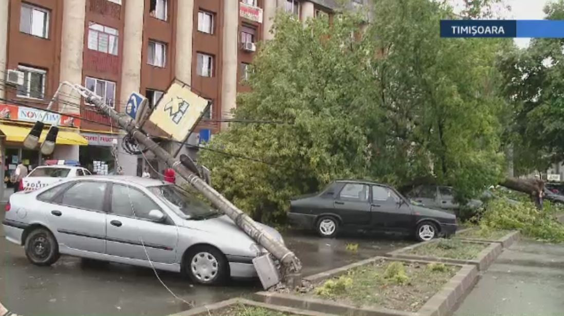 Vreme extrema in toata tara: masini avariate, recolte distruse si mai multe strazi inundate. VIDEO