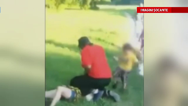 Un copil de 2 ani incearca sa-si salveze mama care este batuta de alta femeie. Reactia revoltatoare a agresoarei. VIDEO