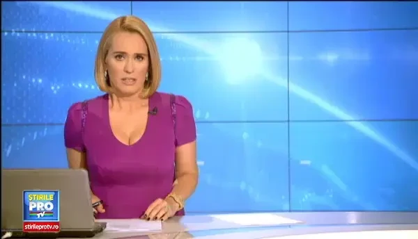 IMAGINI CAMERA DE SUPRAVEGHERE. Momentul in care un copil de 9 ani este lovit pe trecere si prins intre doua masini