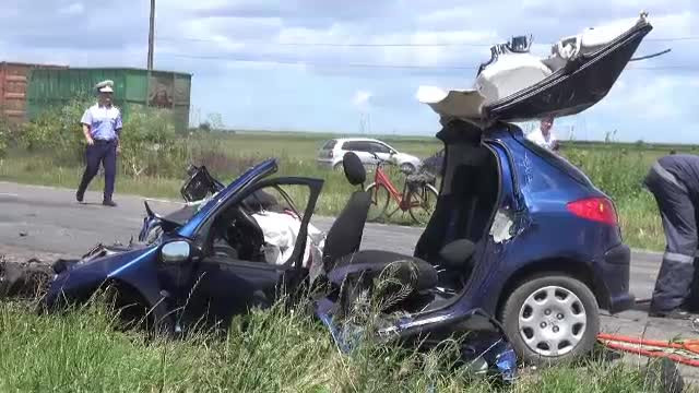 Doi oameni au murit, dupa ce au intrat cu masina sub rotile unui camion plin cu pietris. Soferul ar fi adormit la volan
