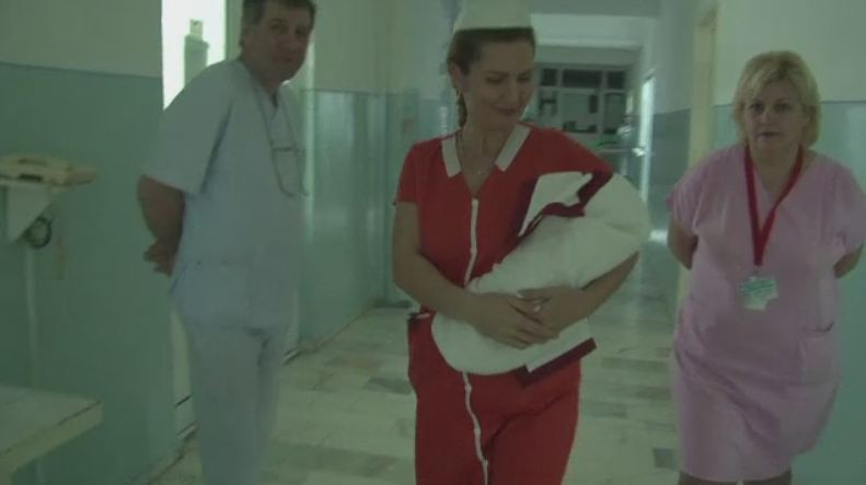 Tara in care Ministerul Sanatatii pregateste scuze in loc de vaccinuri. Mii de bebelusi, externati fara sa fie imunizati