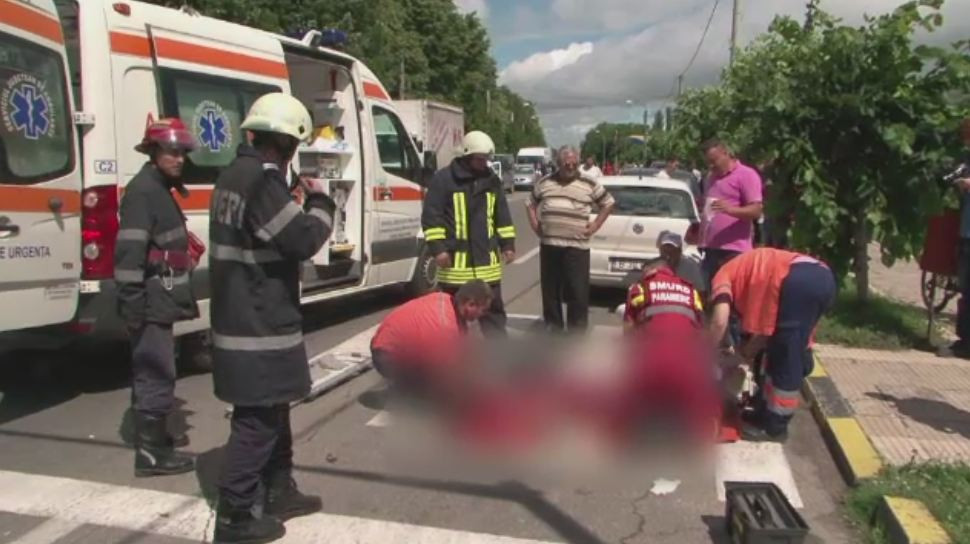 Un mort si un ranit dupa ce un TIR a acrosat o autoutilitara. Victimele reparau un semafor