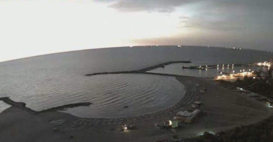 Daca nu mergi tu la mare, vine marea la tine. Imaginile surprinse de camerele stirileprotv.ro pe litoral sunt superbe. VIDEO