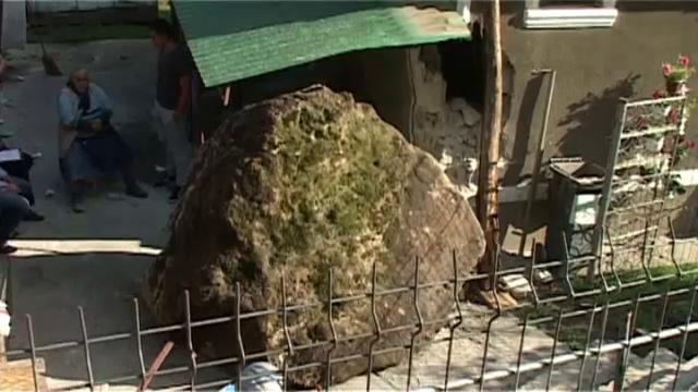 Imagini de groaza intr-o localitate din Hunedoara. Un bolovan de 2 metri a cazut de pe un versant si s-a oprit intr-o casa