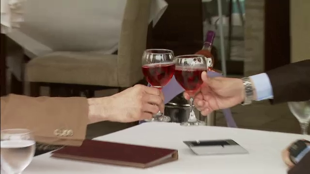 "Tu bei, noi te ducem acasa cu masina ta". Afacerea care se extinde in Romania. Cursa e de 3 ori mai scumpa decat cu taxiul