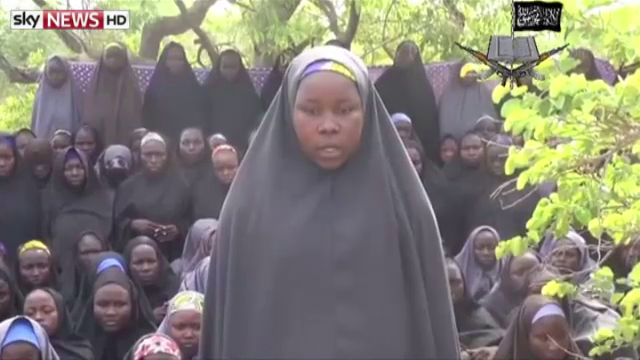 STIRI EXTERNE PE SCURT: Militantii nigerieni care au rapit sute de fete fug din ascunzatori, de teama serpilor si a albinelor