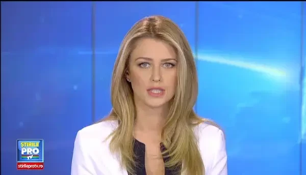 Un mort si un ranit dupa ce un TIR a acrosat o autoutilitara. Victimele reparau un semafor