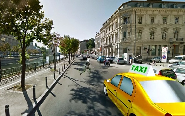 ANIMATIE GRAFICA. Femeie lovita mortal de un taxi in timp ce incerca sa-si salveze cainii din fata masinilor