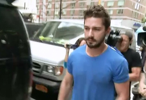 Shia LaBeouf, retinut pentru tulburarea ordinii publice. A facut scandal la o reprezentatie pe Broadway