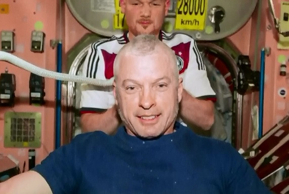 Cum si-au onorat doi astronauti americani pariul pierdut. Au avut nevoie de acordul centrului de control