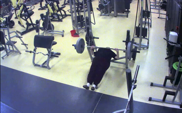 O femeie de 62 de ani, din Romania, ridica greutati de 80 de kg in sala de sport. VIDEO