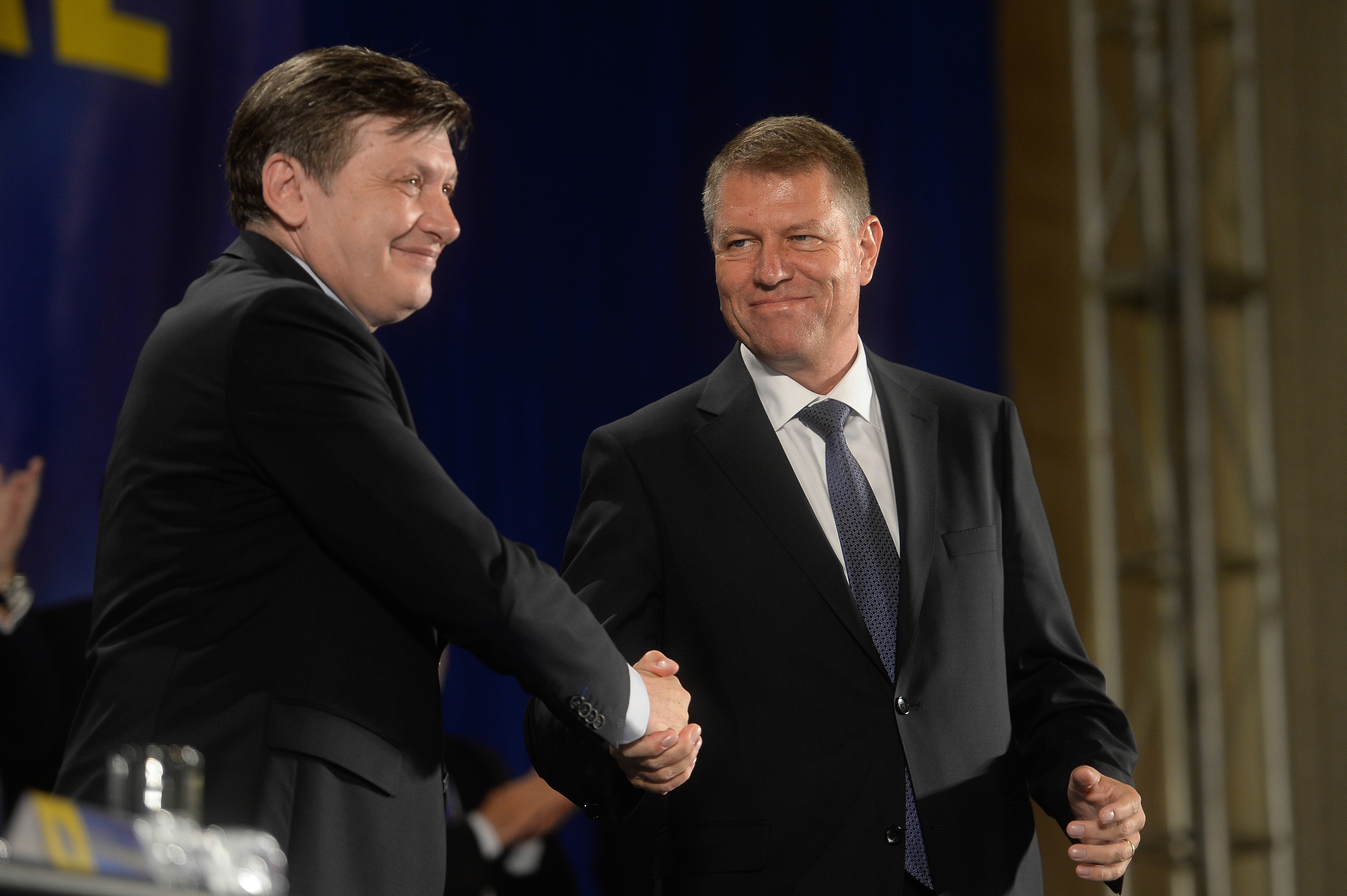 Liberalii vor sa stabileasca prin sondaj pe cine trimit in cursa catre Cotroceni. Ce probleme sunt inainte de fuziunea cu PDL