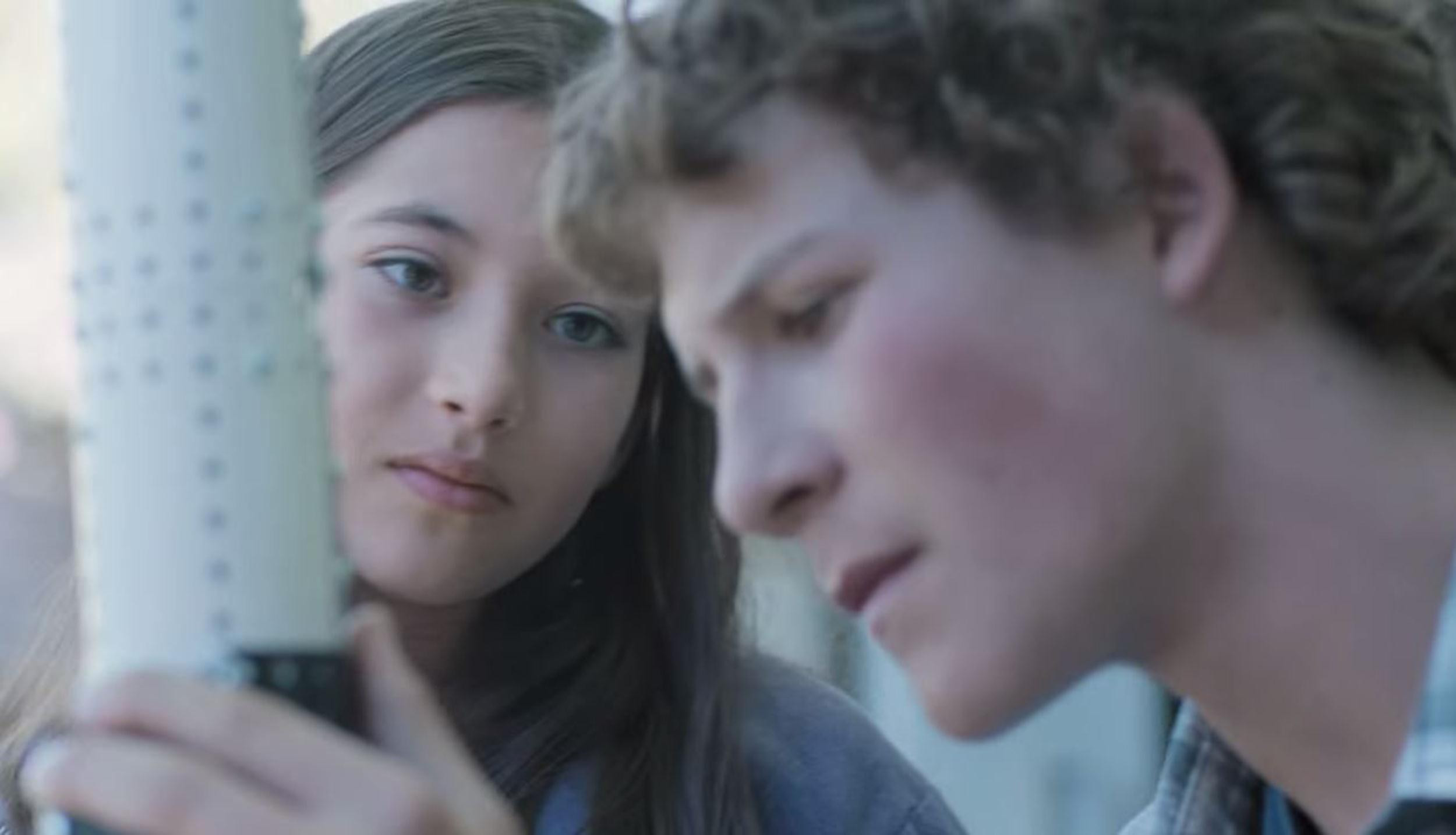 Ce aude o fata cand ii spui ca este frumoasa. Un clip de peste 2.000.000 de afisari