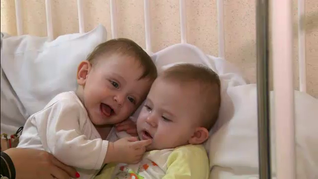 Antonia si Iasmina, gemenele abandonate intr-o scara de bloc, s-ar putea intoarce in familie. Mama isi explica gestul