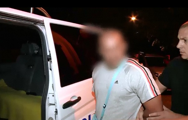 De la mall direct la spital. Un tanar din Arad ar putea ramane fara o mana, dupa ce un individ a incercat sa i-o reteze