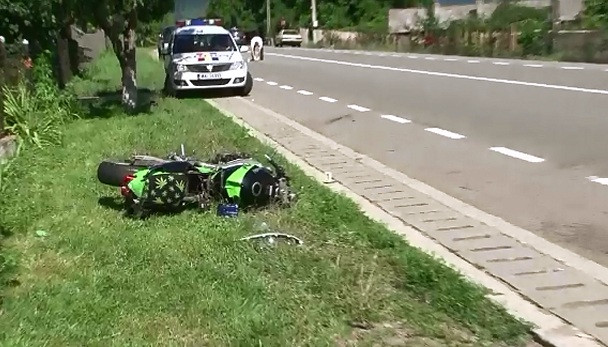 Un sofer nerabdator a lovit in plin un motor pe care se aflau doi tinerei. Motocicleta a zburat 6 metri prin aer, dupa impact