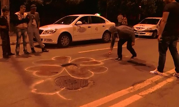 Suparati ca primaria nu rezolva problema, soferii din Galati au pictat toate gropile din oras in semn de protest